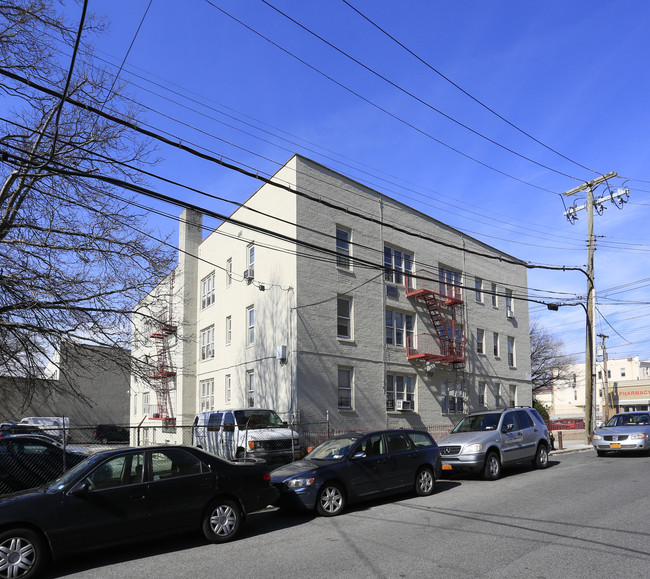 3080 E Tremont Ave in Bronx, NY - Building Photo - Building Photo