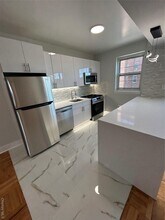 230 Pelham Rd in New Rochelle, NY - Building Photo - Building Photo