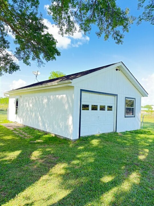 11414 Sralla Rd in Crosby, TX - Building Photo