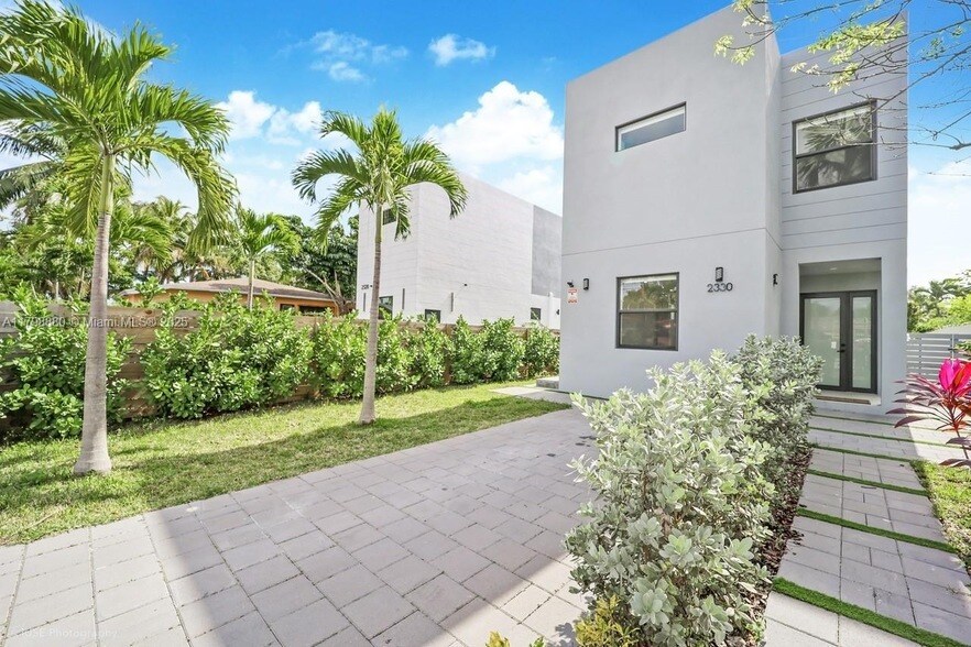 2330 SW 14th St in Miami, FL - Building Photo