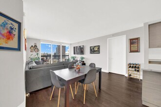 545 N Dearborn St, Unit 2011 in Chicago, IL - Building Photo - Building Photo