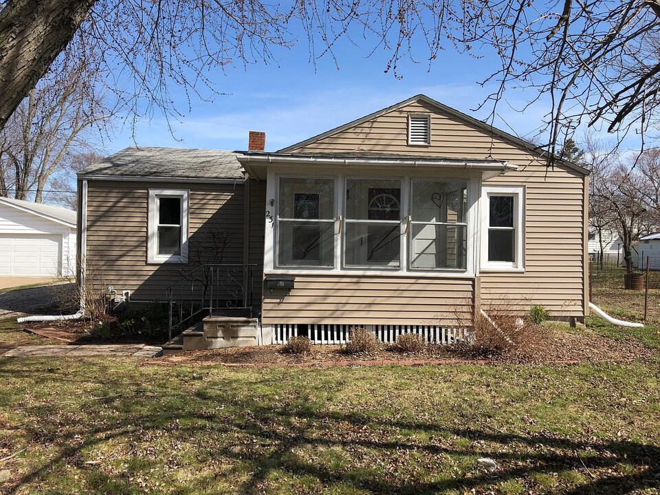 231 31st Ave in East Moline, IL - Building Photo