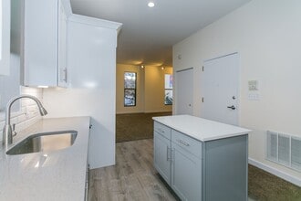 2342 N Clark St in Chicago, IL - Building Photo - Building Photo