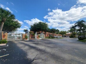 6141 NW 115th Pl in Doral, FL - Building Photo - Building Photo