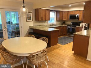 9811 Meadow Knoll Ct in Vienna, VA - Building Photo - Building Photo