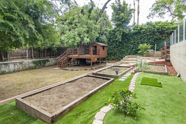 5326 Leghorn Ave in Van Nuys, CA - Foto de edificio - Building Photo