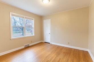 2123 Lawndale Ave in Rockford, IL - Foto de edificio - Building Photo