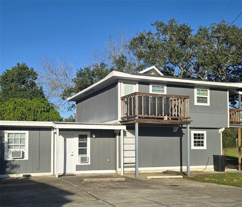 6302 Jackson Dr in Hitchcock, TX - Building Photo