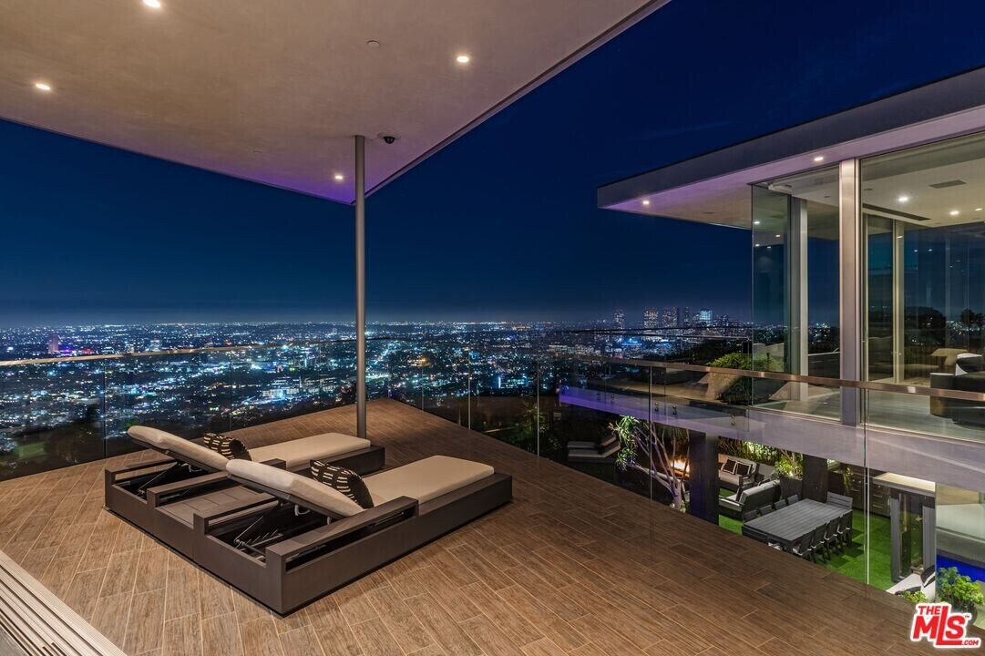 1474 Blue Jay Way in Los Angeles, CA - Building Photo