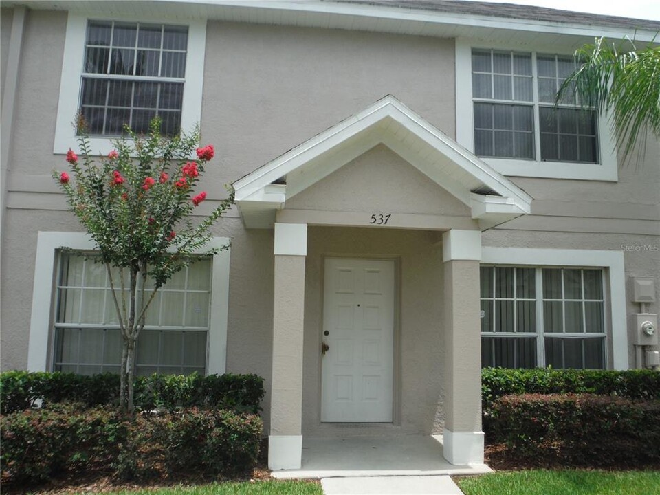 537 Kensington Lake Cir in Brandon, FL - Foto de edificio