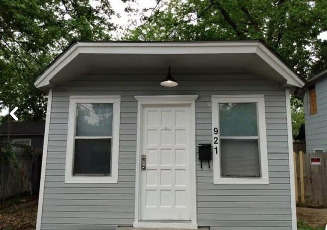 property at 921 N Fitzhugh Ave