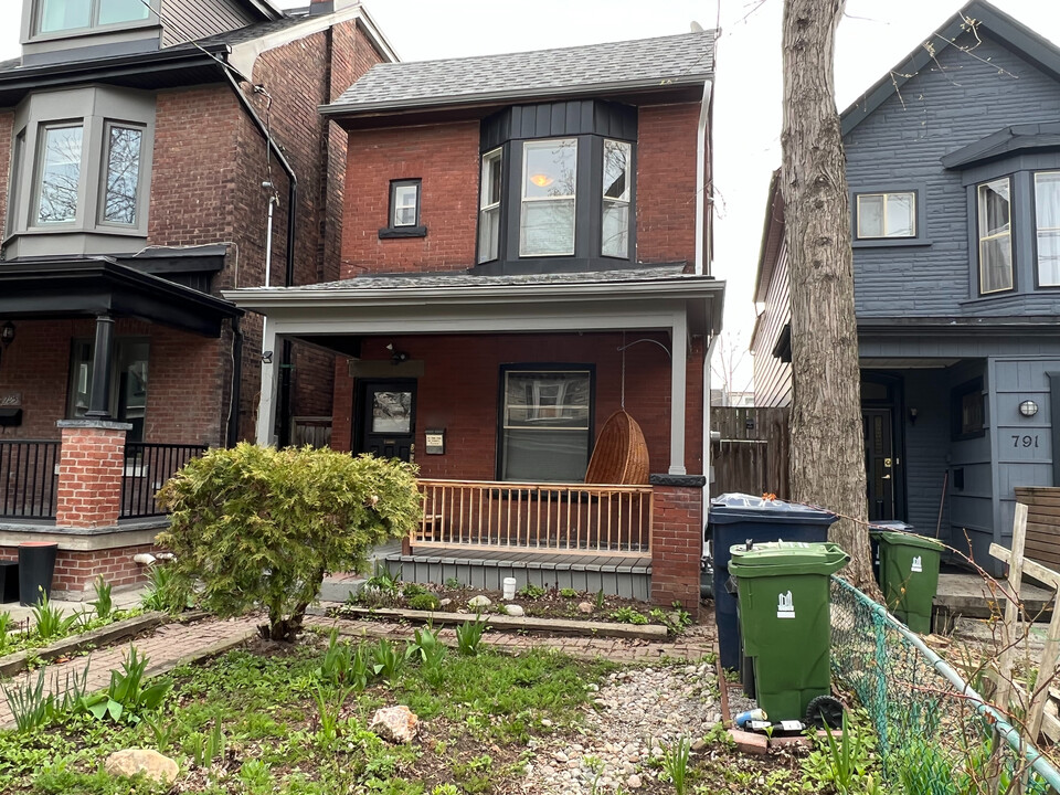 1 Bedroom in Shared House. in Toronto, ON - Building Photo