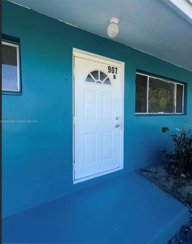 907 N 20th St in Fort Pierce, FL - Building Photo - Building Photo