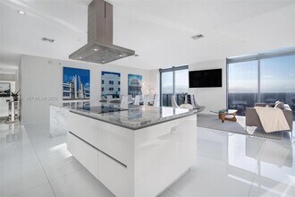 88 SW 7th St in Miami, FL - Foto de edificio - Building Photo