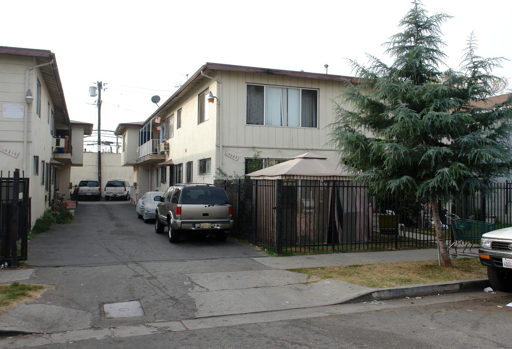 14222 Calvert St in Van Nuys, CA - Building Photo