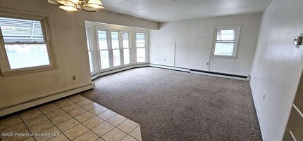 211 Grant St in Olyphant, PA - Foto de edificio - Building Photo