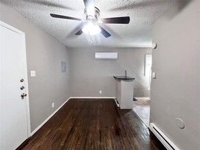 1121 N Bishop Ave in Dallas, TX - Building Photo - Building Photo