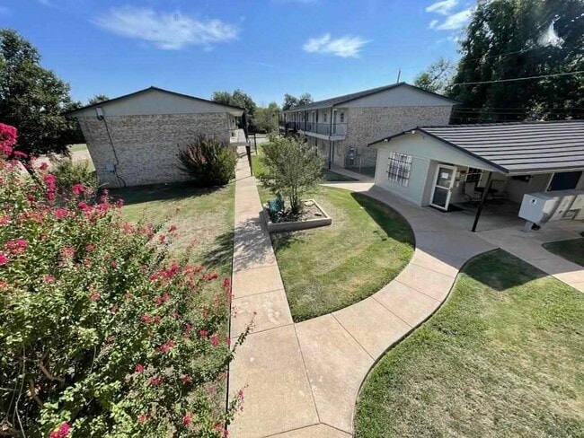 1502 NW Kingsbury Ave in Lawton, OK - Foto de edificio - Building Photo