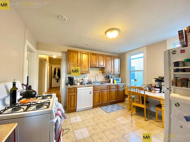 87 Gardner St, Unit 2 in Boston, MA - Foto de edificio - Building Photo