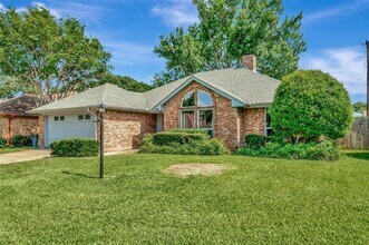710 Oak Ln in Grapevine, TX - Foto de edificio - Building Photo