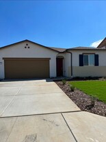 1913 E Evening Glow Ave in Reedley, CA - Building Photo
