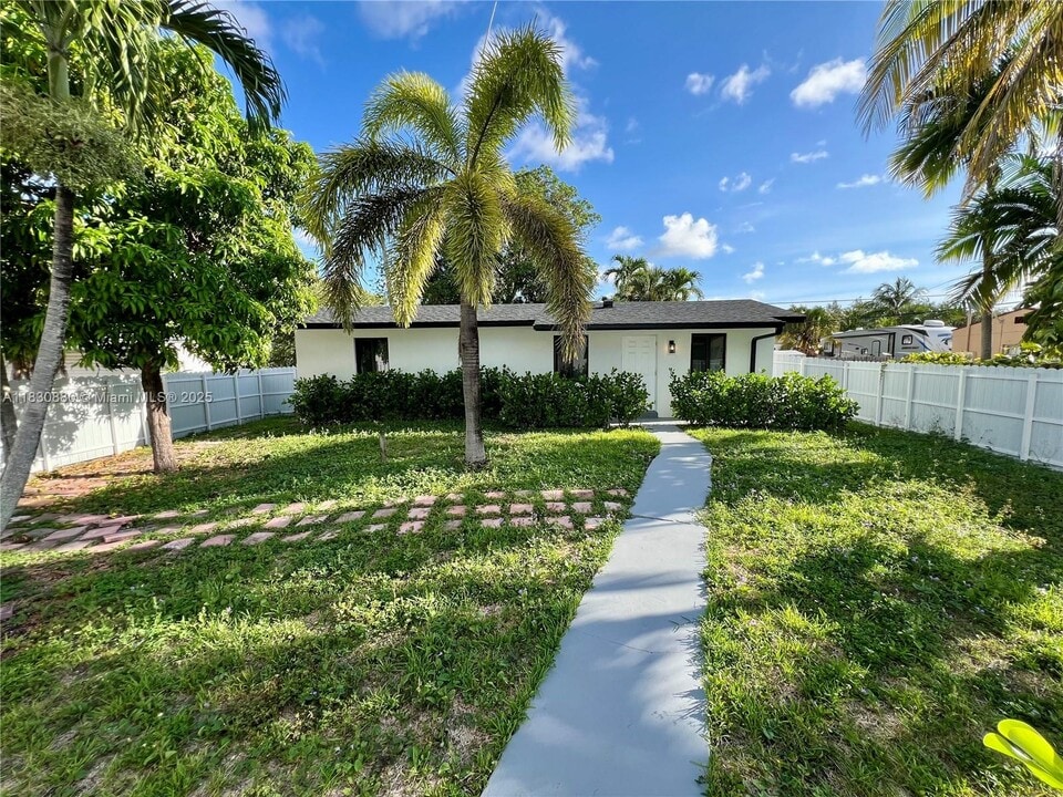 1921 Harding St in Hollywood, FL - Building Photo