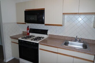 72 Riverview Ct in Secaucus, NJ - Building Photo - Building Photo