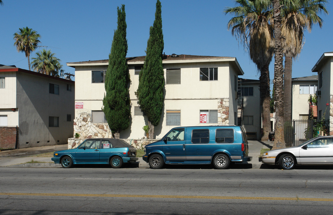 6925 Whitsett Ave in North Hollywood, CA - Building Photo