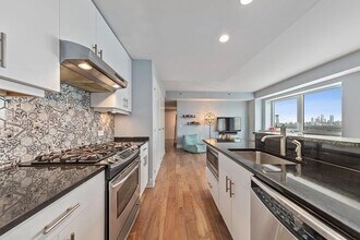 440 Kent Ave in Brooklyn, NY - Building Photo - Building Photo