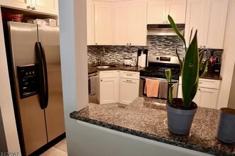 49 Baldwin Ct in Basking Ridge, NJ - Foto de edificio - Building Photo