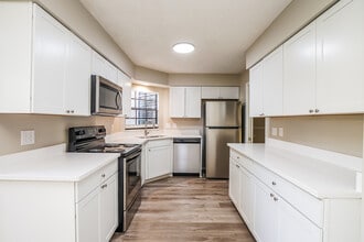 4 Orange Blossom Dr in Eustis, FL - Foto de edificio - Building Photo