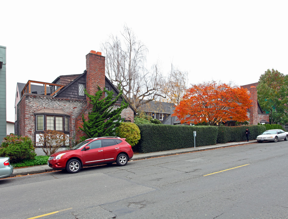 Canterbury Court in Seattle, WA - Building Photo