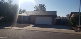 2001 W Summit Pl in Chandler, AZ - Building Photo