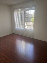 5000 Laurel Canyon Blvd, Unit #104 in Los Angeles, CA - Foto de edificio - Building Photo
