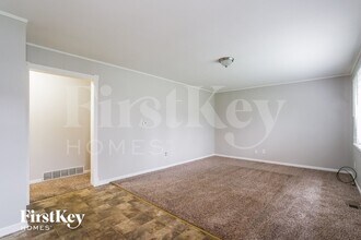 104 E Oak St in Lake In The Hills, IL - Building Photo - Building Photo