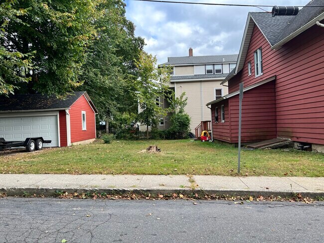 83 Spring St in Windham, CT - Building Photo - Building Photo
