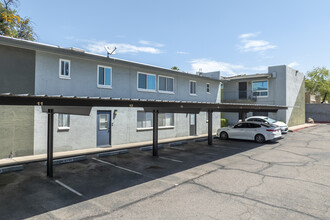 Greenview Apartments in Phoenix, AZ - Building Photo - Building Photo