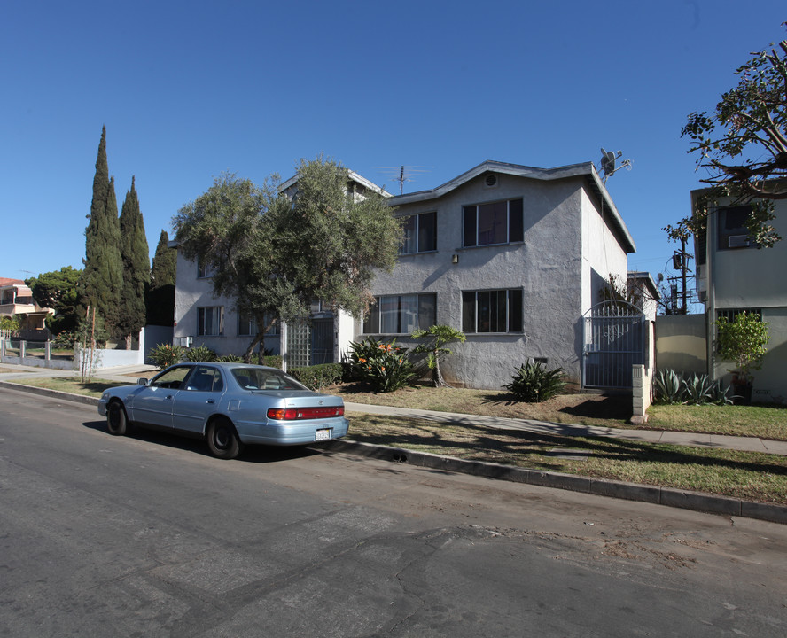 1140 N New Hampshire Ave in Los Angeles, CA - Building Photo