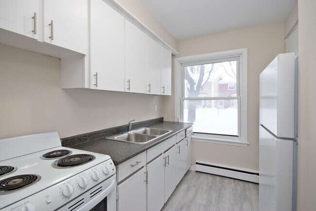 GREAT VALUE TWO BEDROOM ROW TOWNHOME IN NORTH LONDON in London, ON - Building Photo - Building Photo