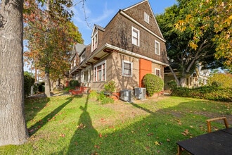 2142 Portland St in Los Angeles, CA - Foto de edificio - Building Photo