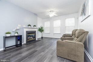 483 Fort Hill Cir in Fort Washington, PA - Building Photo