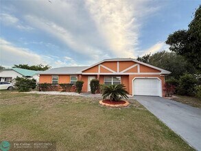 1922 SE West Dunbrooke Cir in Port St. Lucie, FL - Building Photo - Building Photo