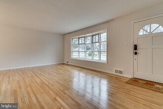 4223 San Juan Dr in Fairfax, VA - Foto de edificio - Building Photo