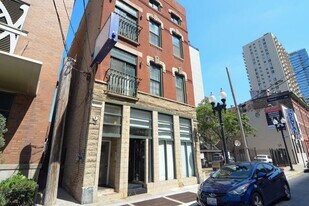 218 W Division St, Unit 4 in Chicago, IL - Building Photo