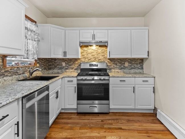 16 Newbury St, Unit 1 in Somerville, MA - Foto de edificio - Building Photo