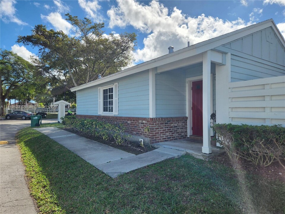 13700 SW 147th Cir Ln in Miami, FL - Building Photo