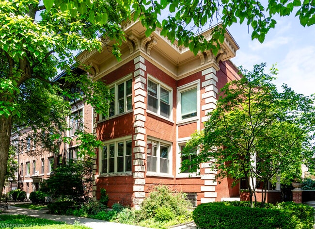 property at 5121 S Ellis Ave