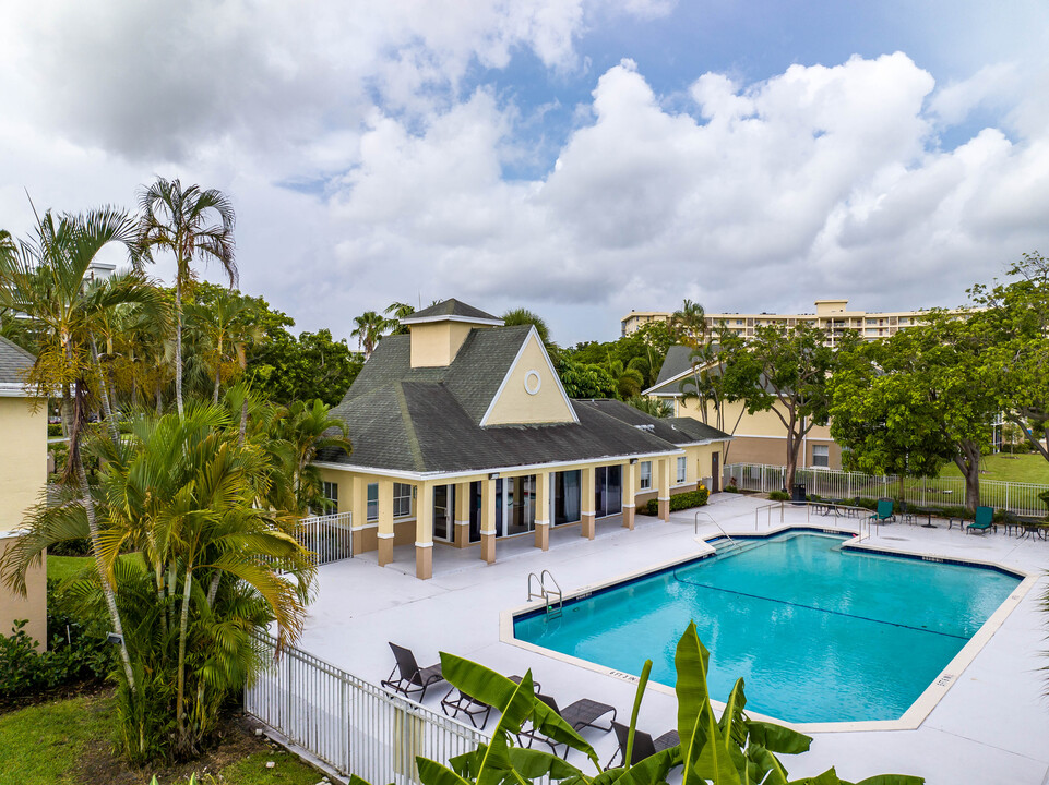 Breezes at Palm Aire in Pompano Beach, FL - Foto de edificio