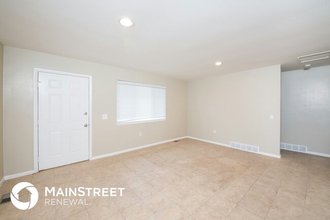 8563 Dover Ct in Arvada, CO - Foto de edificio - Building Photo