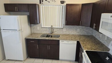357 Lakeview Dr in Weston, FL - Building Photo - Building Photo
